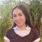 Profesora de inglés para niños enfocada en ejercicios para la fluidez